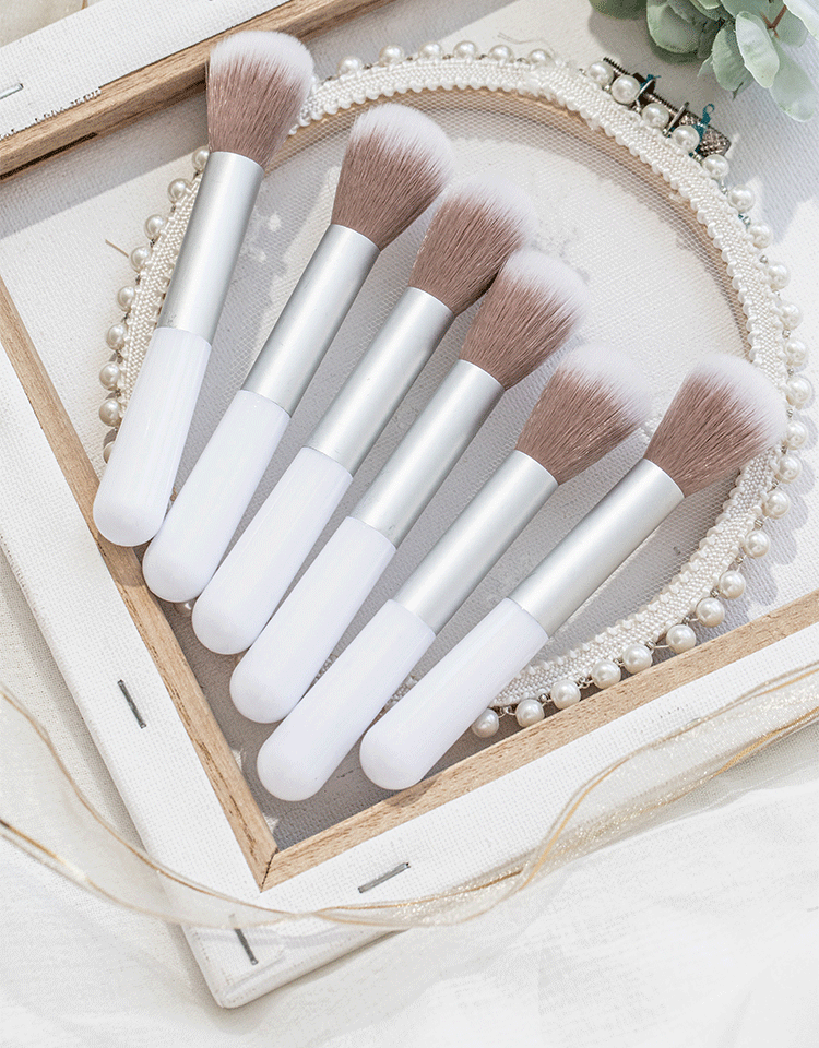 Multifunctional Powder Brush – Highlighter, Contour & Blush Brush, Short Handle Travel Size, Non-Absorbent Bristles for Minimal Product Waste