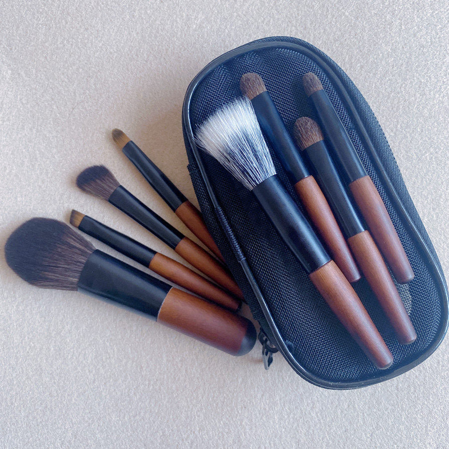 Mini 8Pcs Travel Makeup Brush Set – Short Handle Animal Hair Brushes, Includes Eyeshadow & Concealer Brushes, Portable Kit with Travel Bag