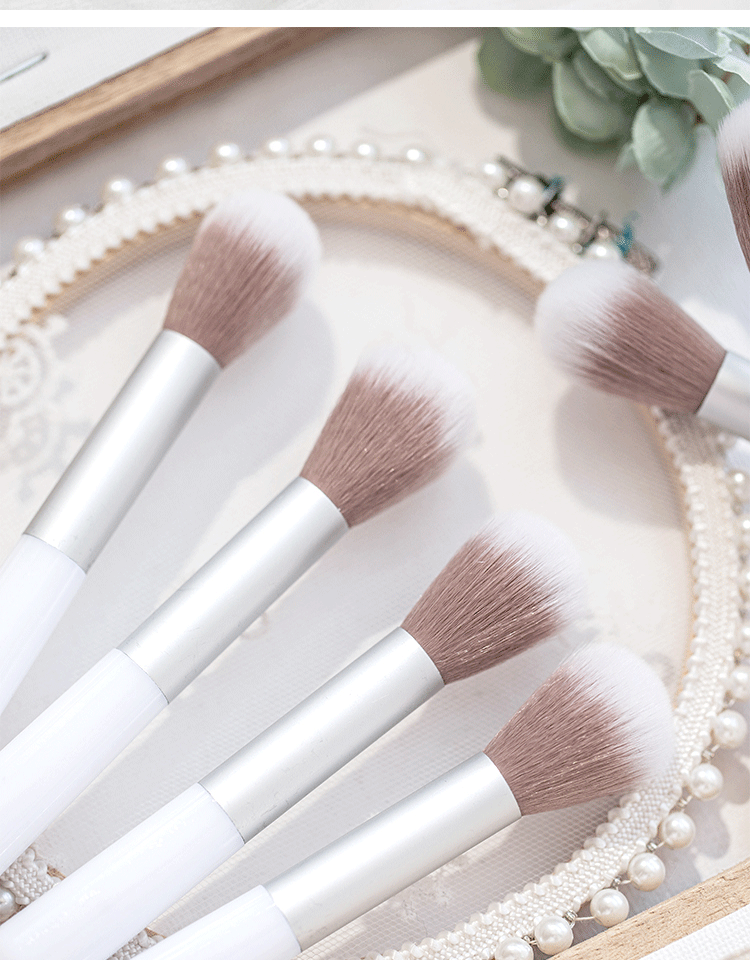 Multifunctional Powder Brush – Highlighter, Contour & Blush Brush, Short Handle Travel Size, Non-Absorbent Bristles for Minimal Product Waste