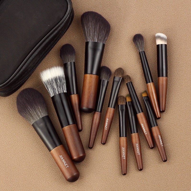 Mini 8Pcs Travel Makeup Brush Set – Short Handle Animal Hair Brushes, Includes Eyeshadow & Concealer Brushes, Portable Kit with Travel Bag